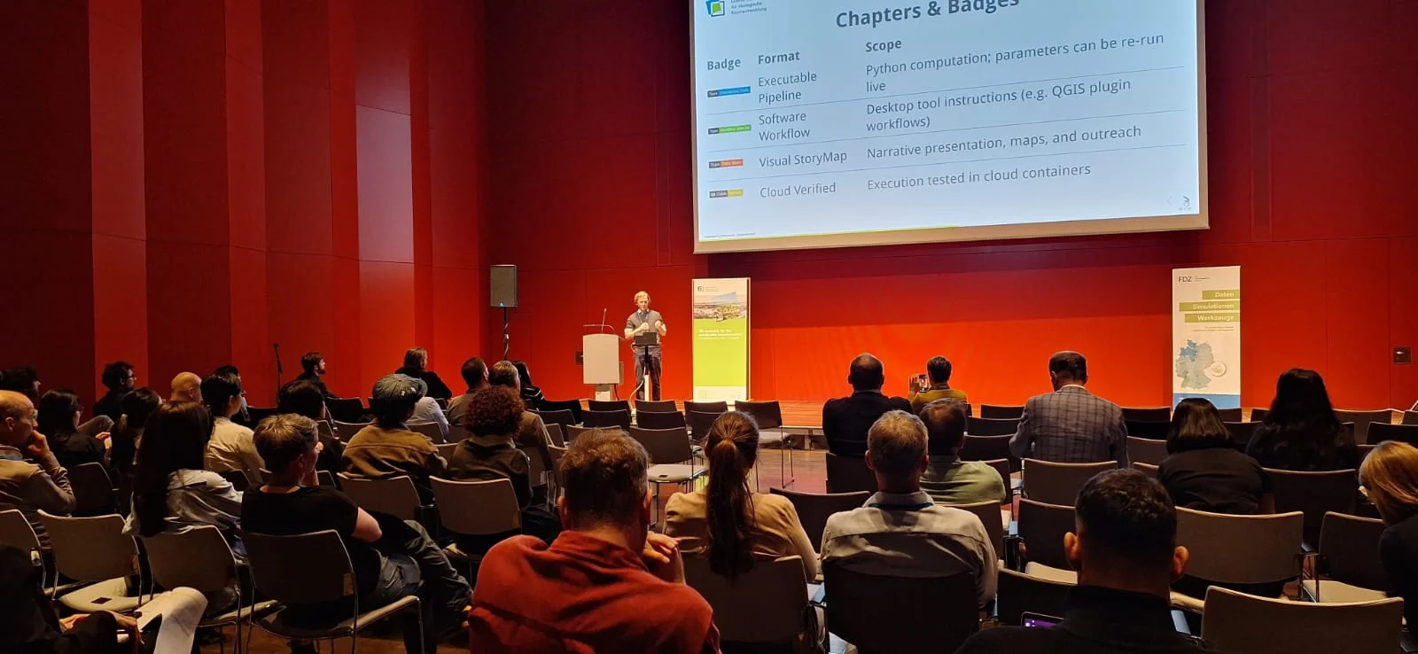 Alexander Dunkel presenting the HaCLAthon in the Großer Saal